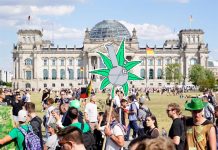 La llamada "Marcha de la Marihuana" recorrió parte del distrito gubernamental, incluidas las inmediaciones de la Cancillería y el Parlamento federal.