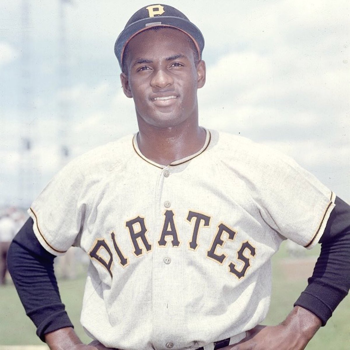 Roberto Clemente naci&oacute; el 18 de agosto de 1934 en Carolina, y se convirti&oacute; en un destacado deportista a nivel local y mundial. Falleci&oacute; en un accidente a&eacute;reo en 1972