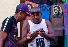 Cuba, en cuenta regresiva hacia el 3G Dos hombres se conectan a internet con sus teléfonos celulares hoy, viernes 24 de agosto del 2018, en La Habana (Cuba). Mientras el mundo se prepara para la quinta generación de internet móvil