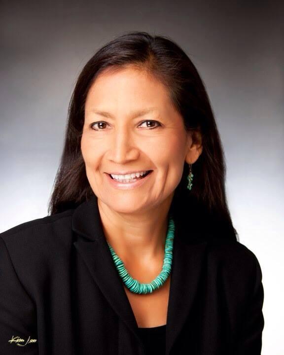 Haaland, quien estudi&oacute; Derecho y es madre de una hija de 24 a&ntilde;os, est&aacute; adem&aacute;s en contra de la posici&oacute;n del presidente Donald Trump de construir un gran muro en la frontera.
