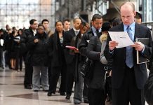 El índice de desempleo entre los hispanos baja al 4,5 % en julio El índice de desempleo entre los hispanos bajó una décima al 4,8 % en julio, siguiendo la tendencia general, ya que la tasa nacional cayó al 3,9 %