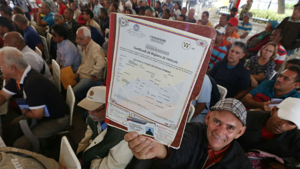 Opositores y transportistas de Venezuela rechazaron hoy el censo de vehículos que adelanta el Gobierno del presidente Nicolás Maduro, una medida que busca controlar el "derroche" y el "contrabando" de combustibles