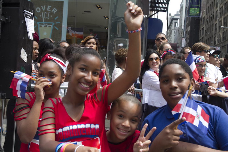 El Desfile Dominicano de Nueva York es una de las actividades m&aacute;s grandes de la di&aacute;spora dominicana en el exterior y congrega a miles de espectadores de diferentes nacionalidades, que llegan a la Sexta Avenida de Manhattan para conocer la cultura e idiosincracia dominicanas, llenas de colorido y alegr&iacute;a.