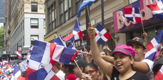 Durante las celebraciones de la Restauración de la República, los dominicanos en Nueva York comparte sus tradiciones más populares, sus platos típicos, música, danzas y personajes tradicionales de las fiestas regionales que se caracterizan por lucir los colores de la bandera.