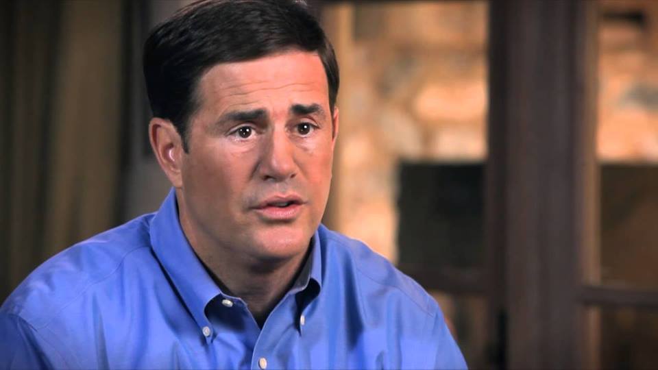  Activistas, funcionarios y padres de familia pidieron hoy al gobernador de Arizona, Doug Ducey, el cierre de la brecha educativa en este estado