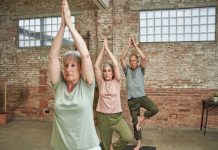 Sentirse más joven ayuda a salud y destrezas mentales entre adultos mayores La investigación fue complementada con otra que concluyó que una estrategia efectiva para contrarrestar los efectos negativos del envejecimiento es "simplemente aumentar la actividad física diaria".