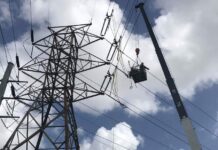La Autoridad de Energía Eléctrica (AEE) de Puerto Rico anunció hoy que se ha devuelto el suministro de energía al último barrio que faltaba tras el paso del huracán María hace casi once meses. (Foto de twitter)