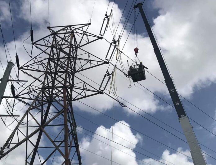 La Autoridad de Energía Eléctrica (AEE) de Puerto Rico anunció hoy que se ha devuelto el suministro de energía al último barrio que faltaba tras el paso del huracán María hace casi once meses. (Foto de twitter)