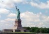 Una mujer y un bebé mueren al volcar una embarcación cerca de la Estatua de la Libertad La Estatua de la Libertad y el parque donde ubica en Liberty Island fueron evacuados hoy debido a que tres tanques de propano se incendiaron en la zona donde se realizan trabajos de construcción. (Foto de twitter)
