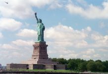 Una mujer y un bebé mueren al volcar una embarcación cerca de la Estatua de la Libertad La Estatua de la Libertad y el parque donde ubica en Liberty Island fueron evacuados hoy debido a que tres tanques de propano se incendiaron en la zona donde se realizan trabajos de construcción. (Foto de twitter)