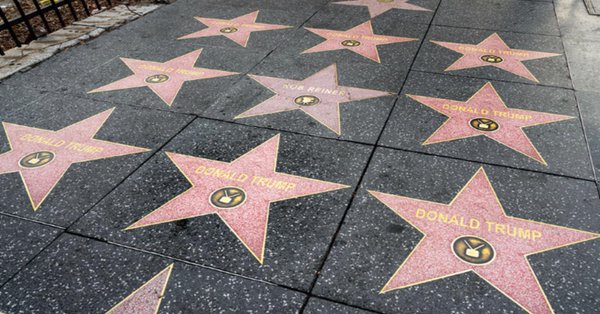 Las pegatinas con forma de estrella aparecieron el jueves en la célebre avenida Hollywood Boulevard.