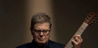 El artista es reconocido por haber ganado dos Premios Óscar en la categoría de mejor banda sonora con las películas "Babel" (2007) y "Brokeback Mountain" (2006).