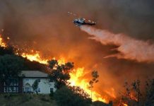 Control de incendio en California avanza al 30 % con ataque desde el aire Según informaron las autoridades, la cercanía del lago ha posibilitado un control mayor de este fuego, que el viernes estaba controlado en solo un 5 %.