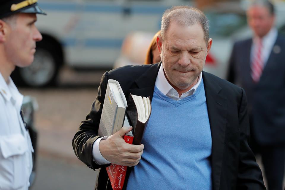 Weinstein mantiene las condiciones de libertad bajo fianza pese a las acusaciones de tres mujeres de seis cargos de abusos sexuales, que lo enfrentan a la posibilidad de una cadena perpetua.