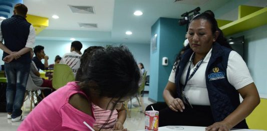 Unos quince menores guatemaltecos llegaron hoy al país centroamericano deportados de Estados Unidos y México.