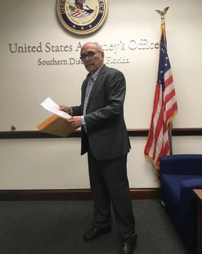 Ismael Garc&iacute;a entreg&oacute; hoy en Miami a la Justicia de Estados Unidos "nuevas y numerosas" pruebas sobre una supuesta red de lavado de dinero