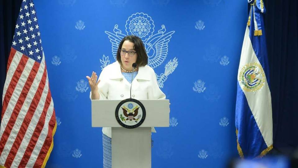 La embajadora de Estados Unidos en El Salvador, Jean Manes, condenó y lamentó hoy los abusos sexuales que sufrieron 3 adolescentes del país centroamericano en albergues en Arizona