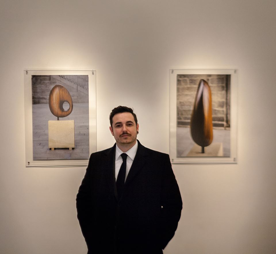 Palacios tiene algo de Noguchi, puesto que sus obras son formas abstractas muy pulimentadas, en la que lo est&aacute;tico parece tener movimiento