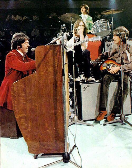 Paul McCartney interpretando "Hey Jude" en el show de David Frost.