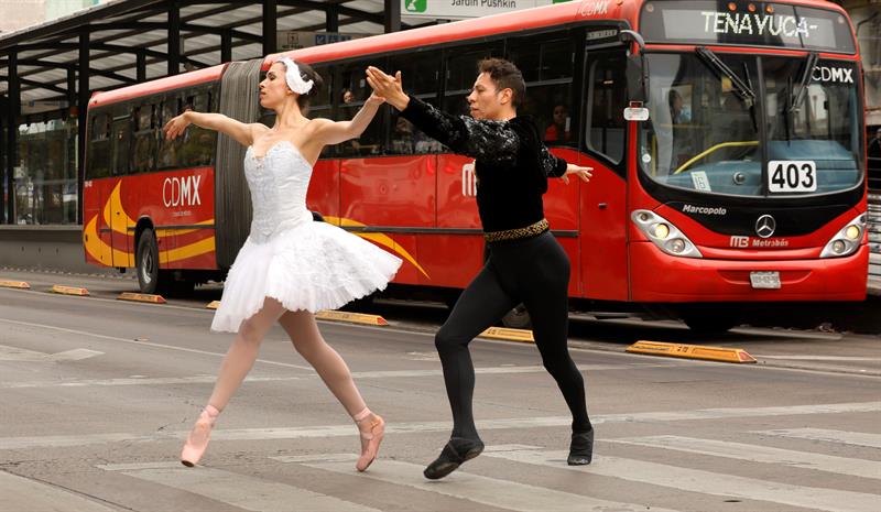 En cruces peatonales de la Ciudad de M&eacute;xico es posible ver todo tipo de artistas callejeros en busca de unas monedas, y ahora bailarinas profesionales de ballet se han "apropiado" de esos espacios