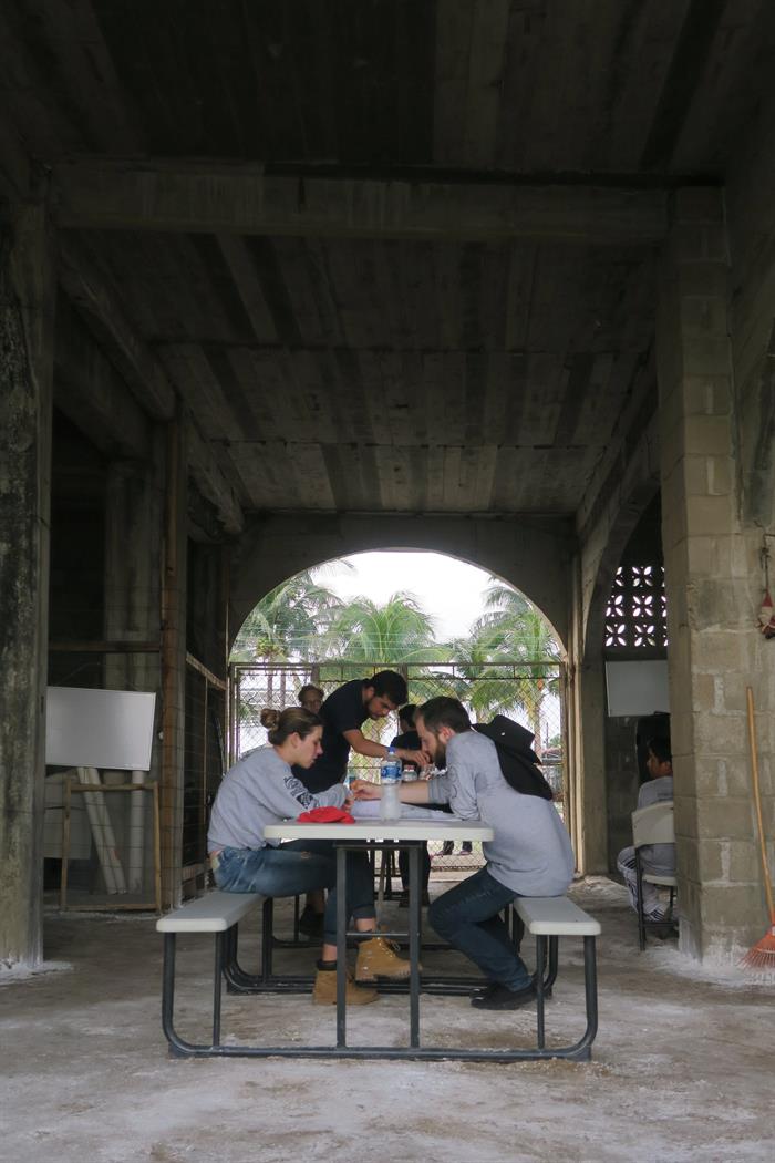 arquitectos repasando el proyecto de la reconstrucci&oacute;n de viviendas, en San Mateo del Mar, en el estado de Oaxaca (