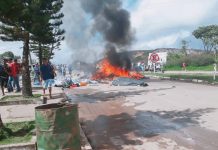Expulsan inmigrantes venezolanos de sus carpas y queman sus objetos en Brasil La Policía tuvo que intervenir y fuentes de la corporación indicaron a Efe que la protesta ya "está bajo control" y que "no hubo heridos ni brasileños ni venezolanos".