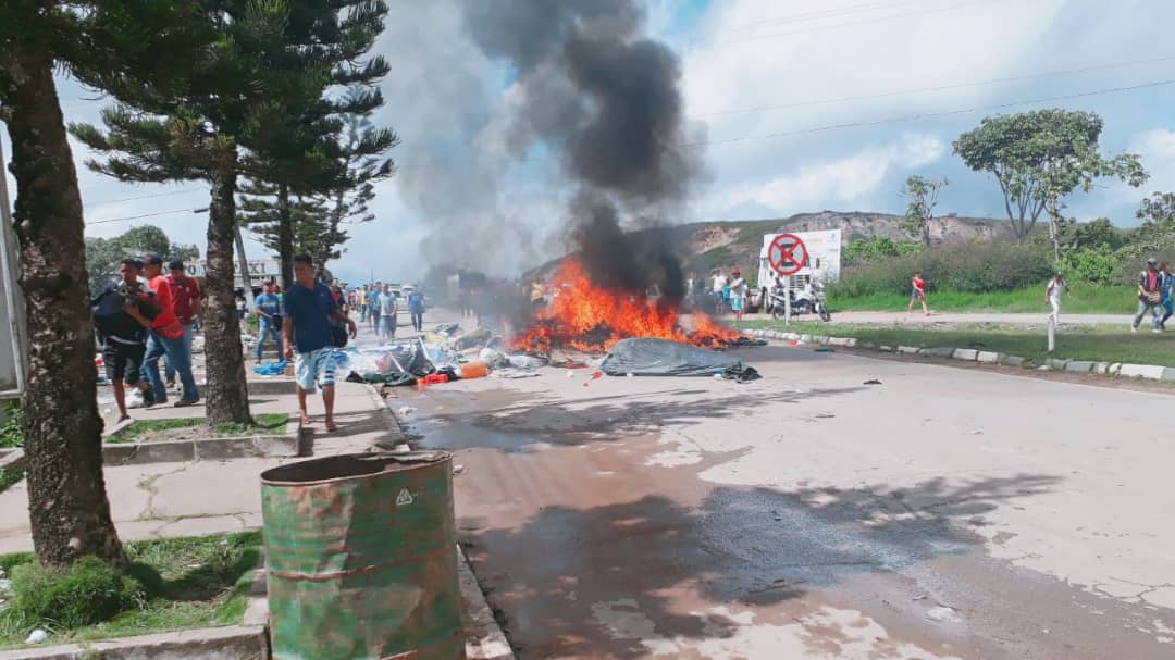 La Polic&iacute;a tuvo que intervenir y fuentes de la corporaci&oacute;n indicaron a Efe que la protesta ya "est&aacute; bajo control" y que "no hubo heridos ni brasile&ntilde;os ni venezolanos".
