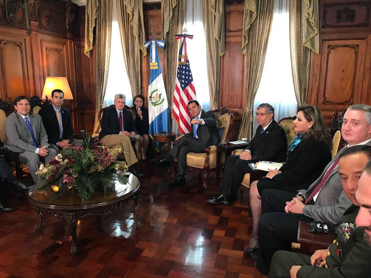 Una delegación de senadores de Estados Unidos se reunió hoy con el presidente de Guatemala, Jimmy Morales