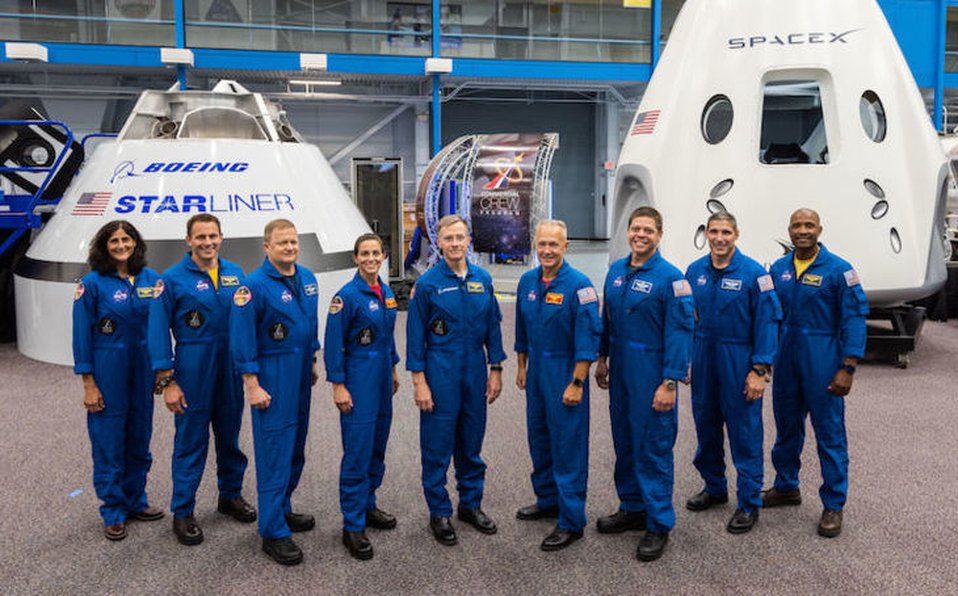 estos nueve astronautas, conformarán los equipos de los vuelos de prueba y de las tripulaciones que viajarán a la Estación Espacial Internacional (EEI) a bordo de las dos naves comerciales que las compañías Boeing y SpaceX