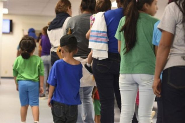 De los 2.279 menores separados como consecuencia de la pol&iacute;tica migratoria de "Tolerancia Cero" quedan ahora unos 1.044, por lo que la Canciller&iacute;a contin&uacute;a trabajando en estos casos.