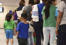 De los 2.279 menores separados como consecuencia de la política migratoria de "Tolerancia Cero" quedan ahora unos 1.044, por lo que la Cancillería continúa trabajando en estos casos.