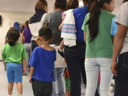 De los 2.279 menores separados como consecuencia de la política migratoria de "Tolerancia Cero" quedan ahora unos 1.044, por lo que la Cancillería continúa trabajando en estos casos.