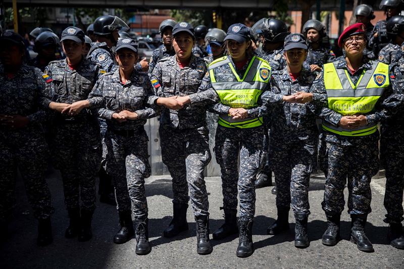 Decenas de polic&iacute;as han detenido durante dos horas la marcha de trabajadores del sector salud de Venezuela que intentan dirigirse hoy desde el hospital J.M de los R&iacute;os en Caracas hacia el Palacio de Miraflores 