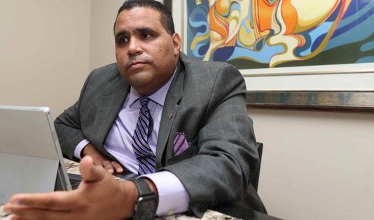 Cámara Comercio Puerto Rico rechaza el aumento del salario mínimo en construcción , Kenneth Rivera, dijo hoy que es importante atender el asunto del salario mínimo en Puerto Rico, pero rechazó el aumento de este a 15 dólares la hora para los empleados de la construcción en proyectos públicos anunciado por el Gobierno.