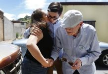 Mexicana pide permiso humanitario para despedirse de su esposo moribundo "No estamos pidiendo que le otorguen la residencia legal a mi madre, solo pedimos le den autorización para poder ver a mi padre, una ultima vez, un día, una hora", dijo a Efe Bill De la Rosa
