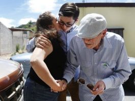 Mexicana pide permiso humanitario para despedirse de su esposo moribundo "No estamos pidiendo que le otorguen la residencia legal a mi madre, solo pedimos le den autorización para poder ver a mi padre, una ultima vez, un día, una hora", dijo a Efe Bill De la Rosa