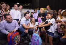 Miles de niños puertorriqueños reciben material escolar para el nuevo curso Ricardo Rosselló, y la primera dama, Beatriz Rosselló, anunciaron hoy que miles de niños recibieron material escolar de cara al inicio del nuevo curso por medio de la iniciativa Regreso a Clases con Fortaleza Para Ti,