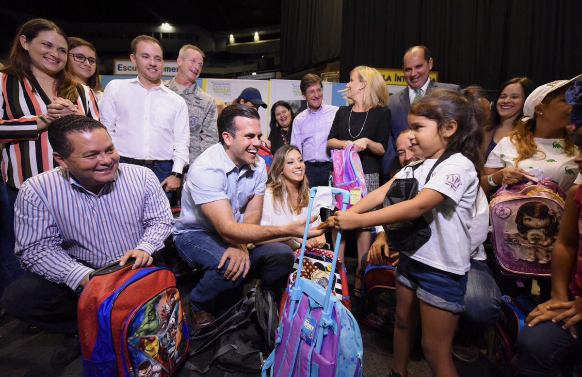  Ricardo Rossell&oacute;, y la primera dama, Beatriz Rossell&oacute;, anunciaron hoy que miles de ni&ntilde;os recibieron material escolar de cara al inicio del nuevo curso por medio de la iniciativa Regreso a Clases con Fortaleza Para Ti,