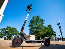 Aparecieron de la nada y ahora, tras dos meses de auténtico fervor, la moda de los "scooters" (patinetas eléctricas) podría llegar a un fin temporal, al menos en Los Ángeles. (Foto de twitter)