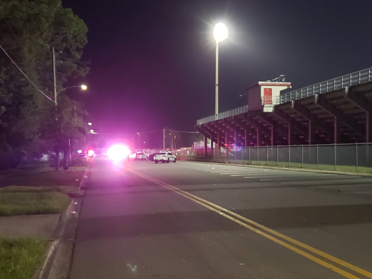 Una persona muri&oacute; y otras dos resultaron heridas en un tiroteo ocurrido en la noche del viernes tras un partido escolar de f&uacute;tbol americano en Jacksonville