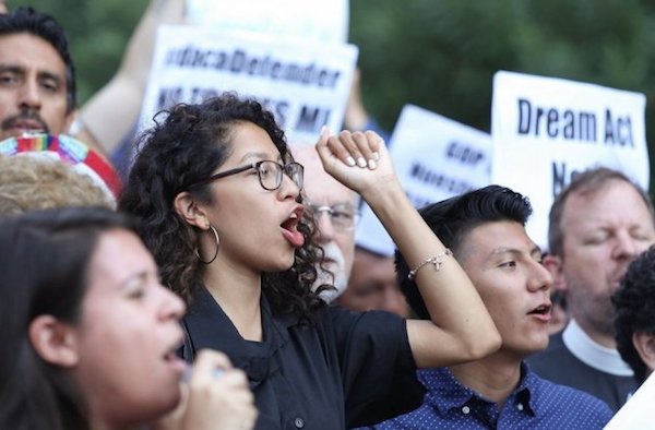 La subida de los salarios y las mejoras de los puestos de trabajo de los beneficiaros de la Acción Diferida (DACA) tienen un impacto "positivo" en la evolución de la economía, según un estudio publicado