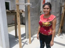 México se levanta a casi un año del terremoto que sacudió el país Leydi Gijón, cuyo hogar está siendo levantado tras el sismo del 7 de septiembre,
