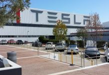 Acciones de Tesla caen un 8 % en bolsa en reacción a entrevista de Elon Musk El multimillonario dijo no tener previsto dar las riendas de Tesla a nadie para que ocupe sus puestos de presidente y consejero delegado, pero declaró que si hay alguien que "puede hacer mejor el trabajo", se las podría dar "ahora mismo".