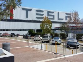 El multimillonario dijo no tener previsto dar las riendas de Tesla a nadie para que ocupe sus puestos de presidente y consejero delegado, pero declaró que si hay alguien que "puede hacer mejor el trabajo", se las podría dar "ahora mismo".