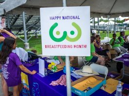 Madres esperan superar en "Big Latch-On" de Miami récord mundial de lactancia Madres reunidas hoy en un parque de Miami intentan superar el "récord mundial" de 2017 de noventa amamantando al mismo tiempo, en la nueva edición del "Big Latch-On