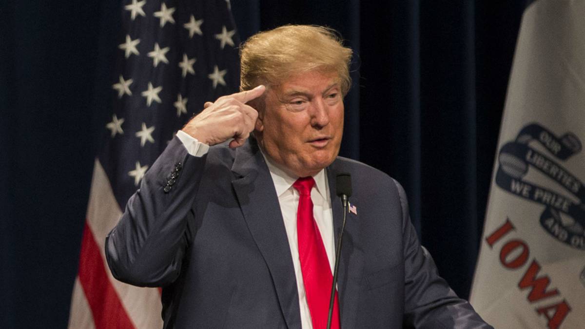 Las críticas de Trump sobre la inteligencia de James y Lemon se producen después de que se haya referido en repetidas ocasiones a la representante por California Maxine Waters, también negra, como alguien un "extraordinariamente bajo coeficiente intelectual".