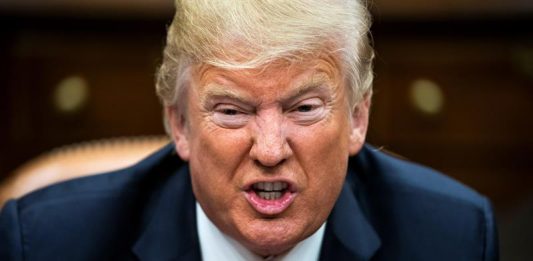 Donald Trump, utilizó hoy su cuenta personal de Twitter para acusar a las redes sociales de censurar la voz de "millones de personas"