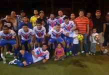 Jugadores, dirigentes y socios del Corinto F.C. que vienen realizando una buena campaña en la Liga Mexicana de Fútbol Infantil en Brooklyn. Este viernes se juegan la clasificación en octavos de final. (Foto: Buki Chapin)