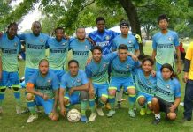 Fútbol Nueva York: Olimpia goleó por partida doble y asumió el liderato en la Liga HonduCol Dirigentes y jugadores del Unión Ángeles, actual bicampeon en la Liga Mexicana del Ferry Point Park. Con ellos su máximo dirgente Cesar Nieto, el capitán Ángel "Chilando" Hernández y uno de sus 'artilleros Santiago Guerrero. (Foto: Buki Chapin)