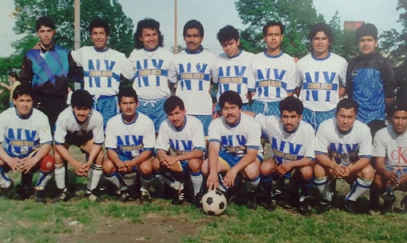 Integrantes del Jiquilisco NY, que en su 'epoca de oro' tuvo muy buenas campa&ntilde;as en canchas del parque Red Hook en Brooklyn. Este s&aacute;bado 29 de Septiembre, se medir&aacute;n contra los "Rojos" del Municipal, en partido amistoso en homenaje a Jos&eacute; "Bigotes" Reyes. (Foto Cortes&iacute;a)